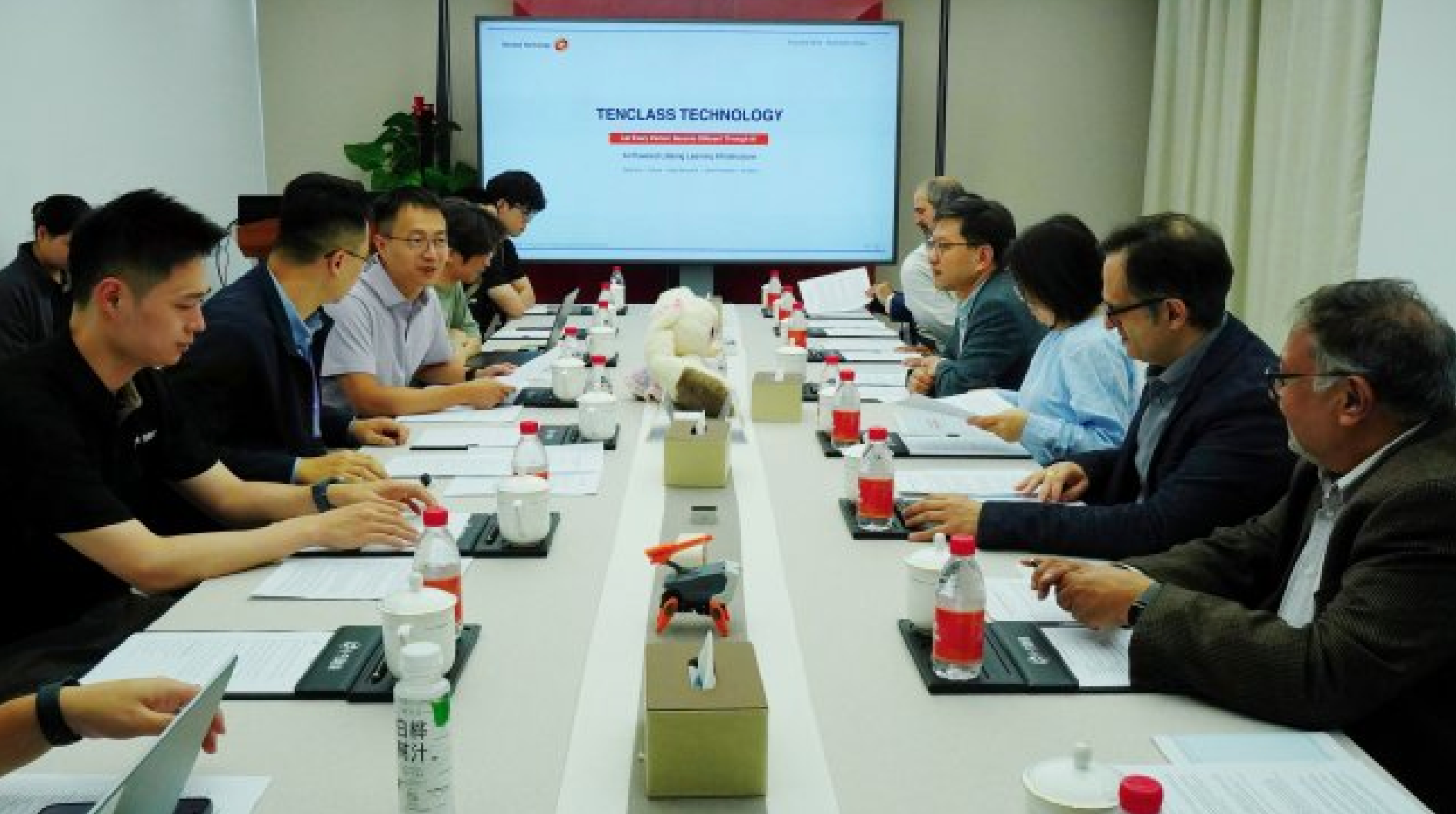 20260612178124984278 IEEE国际专家团走进这家深企,点赞丽江AI原生生态建设实际